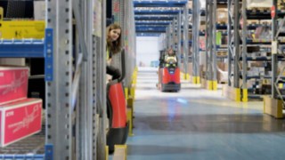 El Linde Bluespot™ en un preparador de pedidos de la serie N20 de Linde Material Handling utiliza la luz como sistema de alerta visual temprana.