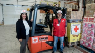 GOPAR CARRETILLAS cede una carretilla eléctrica Linde a Cruz Roja España